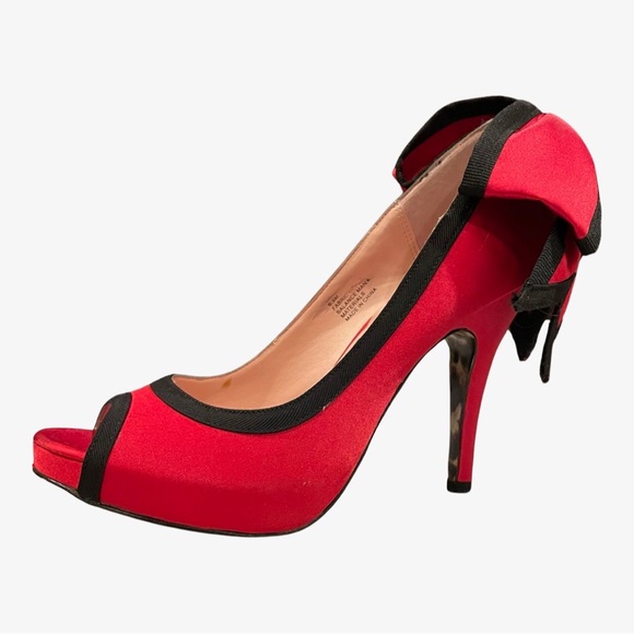 Beautiful Betsy Johnson bow heel. - Picture 1 of 7